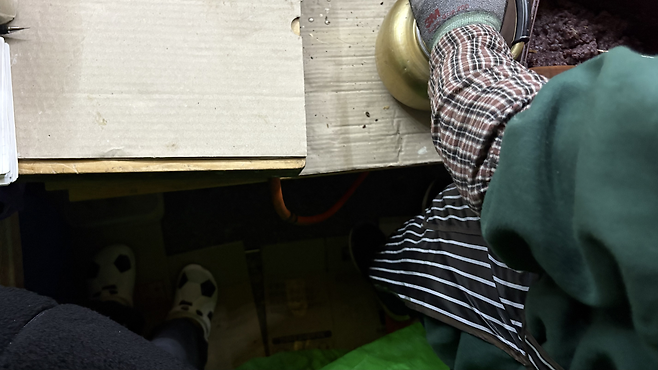 5시간 동안 서있었던 좁은 공간. 잠시 앉거나 기댈 곳조차 없었다. 박연수 기자