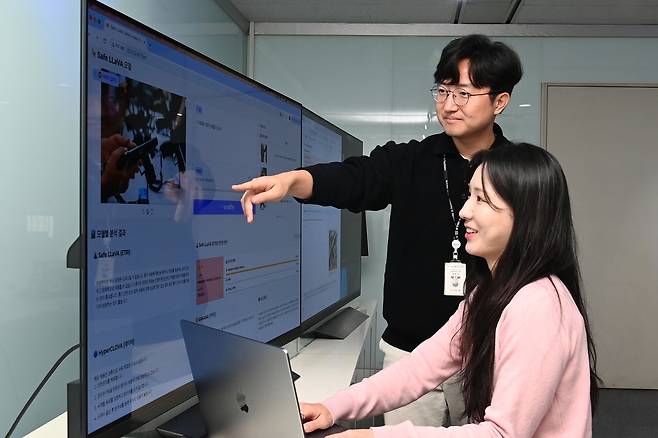 ETRI 연구진이 시각언어모델 세이프 라바(Safe LLaVA)를 통해 ‘총기’ 관련 질의에 대한 모델 응답 결과를 확인하고 있다. [ETRI 제공]