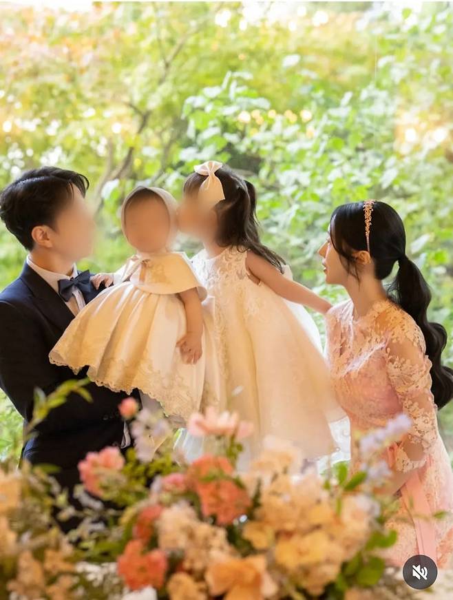 [서울=뉴시스] 가수 겸 배우 이정현이 둘째 딸의 돌잔치 사진을 공개했다. (사진=이정현 인스타그램 캡처) 2025.11.26. photo@newsis.com *재판매 및 DB 금지