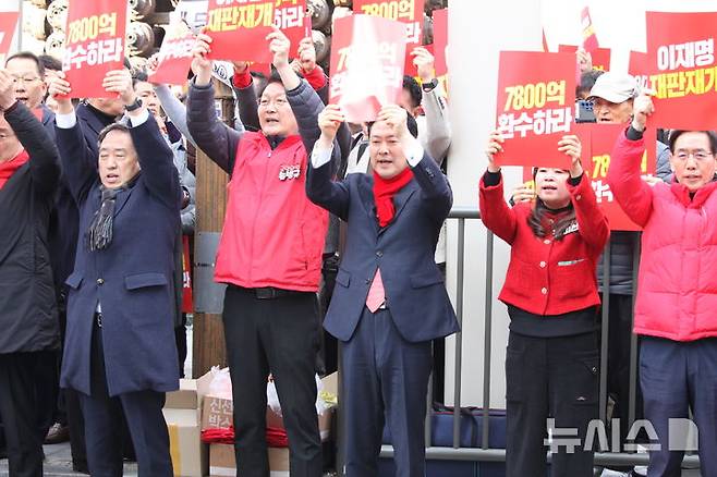 [천안=뉴시스] 26일 충남 천안시 신부동 신세계백화점 앞에서 열린 민생회복 법치수호 국민대회에서 장동혁 당대표를 비롯한 국민의힘 주요 당직자들이 이재명 정부를 규탄하는 피켓을 들고 구호를 외치고 있다. 2025.11.26 ymchoi@newsis.com