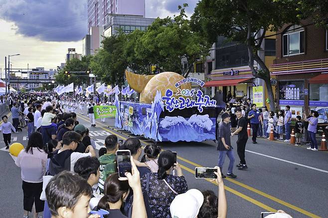 [울산=뉴시스] 울산고래축제의 하이라이트 '고래퍼레이드'. (사진=울산 남구 제공) 2025.11.26. photo@newsis.com *재판매 및 DB 금지