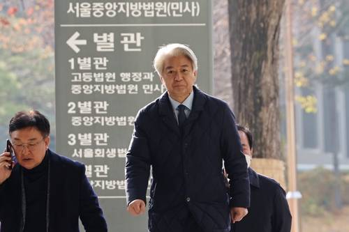 '6천만원 수수' 노웅래, 1심 선고 출석 불법 정치자금 6천만원을 받은 혐의로 재판에 넘겨진 더불어민주당 노웅래 전 의원이 26일 서울중앙지법에서 열린 1심 선고에 출석하고 있다. 2025.11.26[연합뉴스 제공]