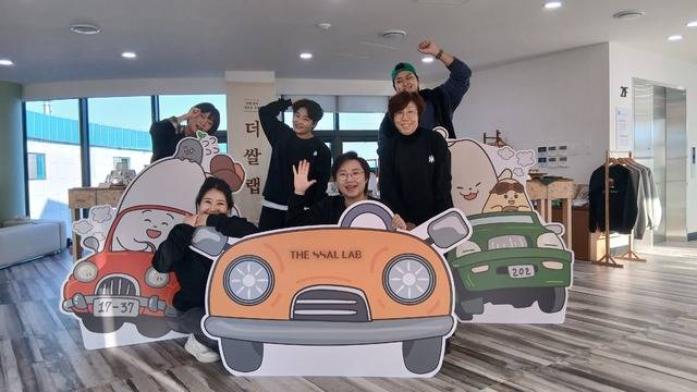 새만금휴게소 3호 매장에서 기념 촬영 중인 더쌀랩의 직원들. 사진 가운데가 나진아 대표. 더쌀랩