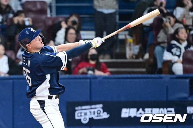 [OSEN=고척, 최규한 기자] 9일 서울 구로구 고척스카이돔에서 ‘2025 NAVER K-BASEBALL SERIES’ 대한민국 야구 대표팀과 체코 야구 대표팀의 평가전이 열렸다. 한국은&nbsp;9일 2025 K-베이스볼 시리즈 체코 대표팀과의 경기에 이어 오는&nbsp;15일과 16일 양일에 걸쳐 도쿄돔에서 일본 대표팀과 2경기를 치른다.&nbsp;9회초 무사 1루 상황 한국 이재원이 달아나는 중월 투런포를 날리고 있다. 2025.11.09 / dreamer@osen.co.kr