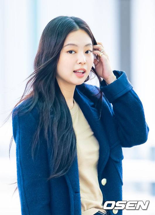 [OSEN=인천공항, 민경훈 기자] 블랙핑크(BLACKPINK) 제니가 4일 인천국제공항을 통해 해외 일정 차 프랑스 파리로 출국했다.제니는 프랑스 파리에서 파리패션위크 일정을 소화할 예정이다.블랙핑크 제니가 출국장으로 향하고 있다. 2025.10.04 /rumi@osen.co.kr