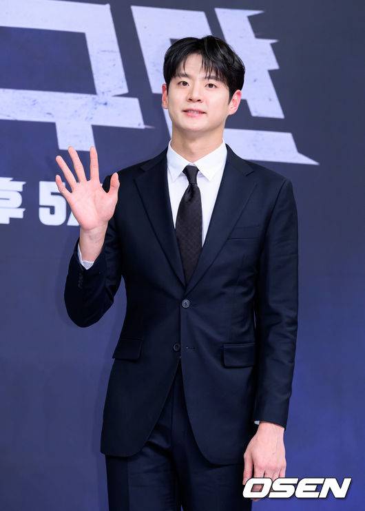 [OSEN=이대선 기자] 26일 오전 서울 목동 SBS에서 SBS ‘열혈농구단’ 제작발표회가 열렸다.열혈농구단은 선수 시절 '국보급 센터'라 불리던 서장훈이 꾸린 농구단 라이징이글스의 아시아 재패기를 담은 SBS 새 예능으로 오는 29일 오후 5시 처음 방송된다.배우 문수인이 포토타임을 가지고 있다. 2025.11.26 /sunday@osen.co.kr