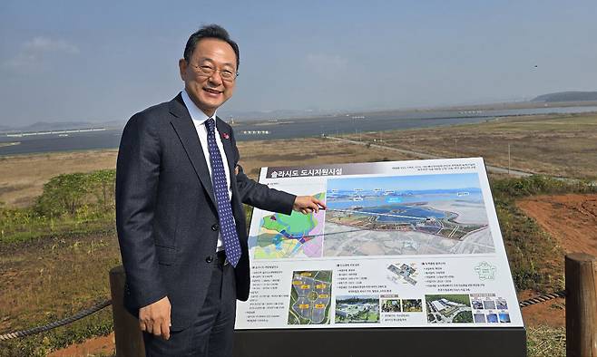 명현관 전남 해남군수가 24일 산이면 솔라시도 태양의 정원이 내려다보이는 전망대에서 국가AI컴퓨팅센터 예정 부지와 도시지원시설에 대해 설명하며 환하게 웃고 있다. 해남=김선덕 기자