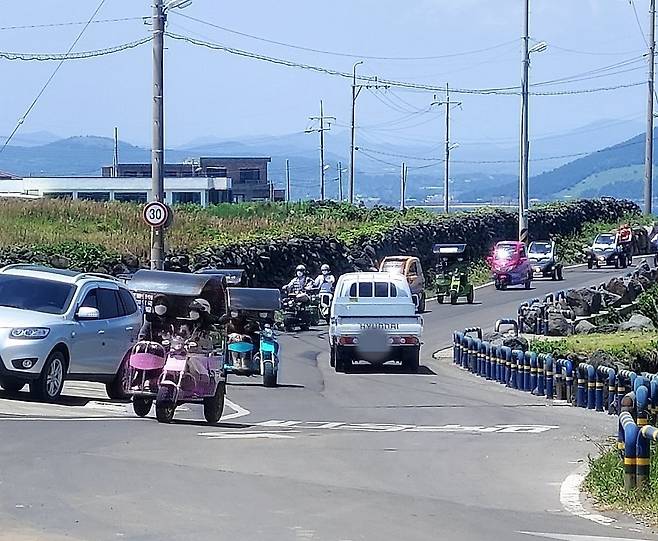 제주 우도 좁은 도로에 차량과 대여 삼륜차 등이 엉켜 혼잡한 모습을 보이고 있다. 제주=임성준 기자