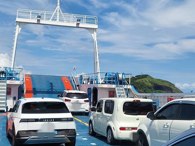 우도 도항선에서 하선을 기다리는 차량. 제주=임성준 기자