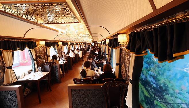 26일 서울 노원구 화랑대 철도공원 유럽풍 특급열차 레스토랑 '익스프레스 노원 by 미라쥬'에서 열린 '만족도 조사를 위한 시식체험' 참가자들이 식사를 하고 있다.