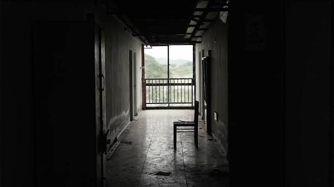 필리핀 북부의 한 폐쇄된 사기단 본거지 내부. 이곳에는 한때 5000명이 넘는 인신매매 피해자들이 감금돼 강제로 사기 행각에 동원됐다고 CNN은 전했다. 출처=CNN