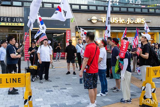 7월11일 서울 대림역에서 극우 유튜버와 윤석열 지지자 등이 ‘CCP(중국 공산당) OUT’을 외치며 집회를 열고 있다. ⓒ시사IN 신선영