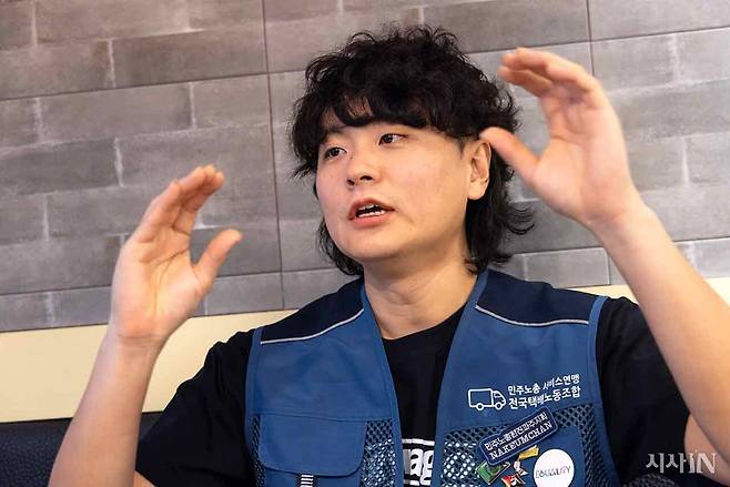 주말에 야간 배송을 하는 택배노조 나금찬 조합원. ⓒ시사IN 조남진