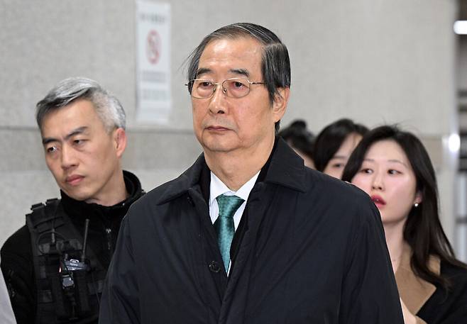 내란 우두머리 방조 혐의를 받는 한덕수 전 국무총리가 11월26일 서울중앙지법에서 열린 1심 결심 공판을 마친 뒤 청사를 떠나고 있다. ⓒ 연합뉴스