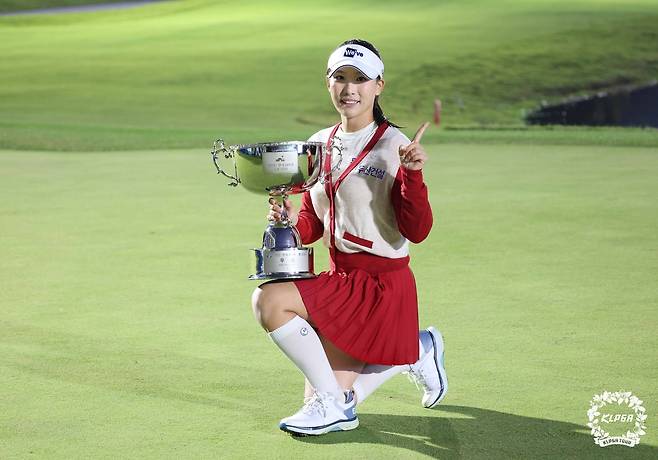 이율린이 지난달 19일 끝난 KLPGA 투어 상상인·한경 와우넷 오픈에서 우승한 뒤 우승 트로피를 들고 기념촬영을 하고 있다. KLPGA 제공