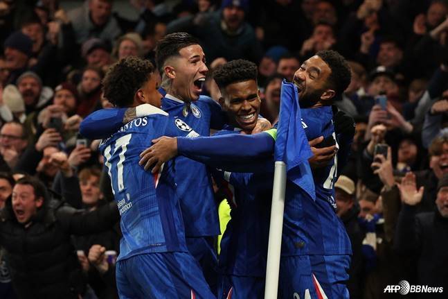 첼시 선수들이 26일 오전 5시(한국시간) 영국 런던의 스탬포드 브리지에서 열린 2025~2026시즌 유럽축구연맹(UEFA) 챔피언스리그(UCL) 리그 페이즈 5라운드에서 바르셀로나를 상대로 득점 후 기뻐하고 있다. /AFPBBNews=뉴스1