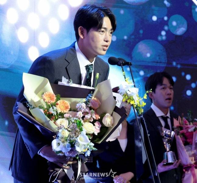 이태양이 24일 KBO 시상식에서 퓨처스리그 평균자책점과 다승왕 상을 받고 소감을 밝히고 있다. /사진=강영조 선임기자