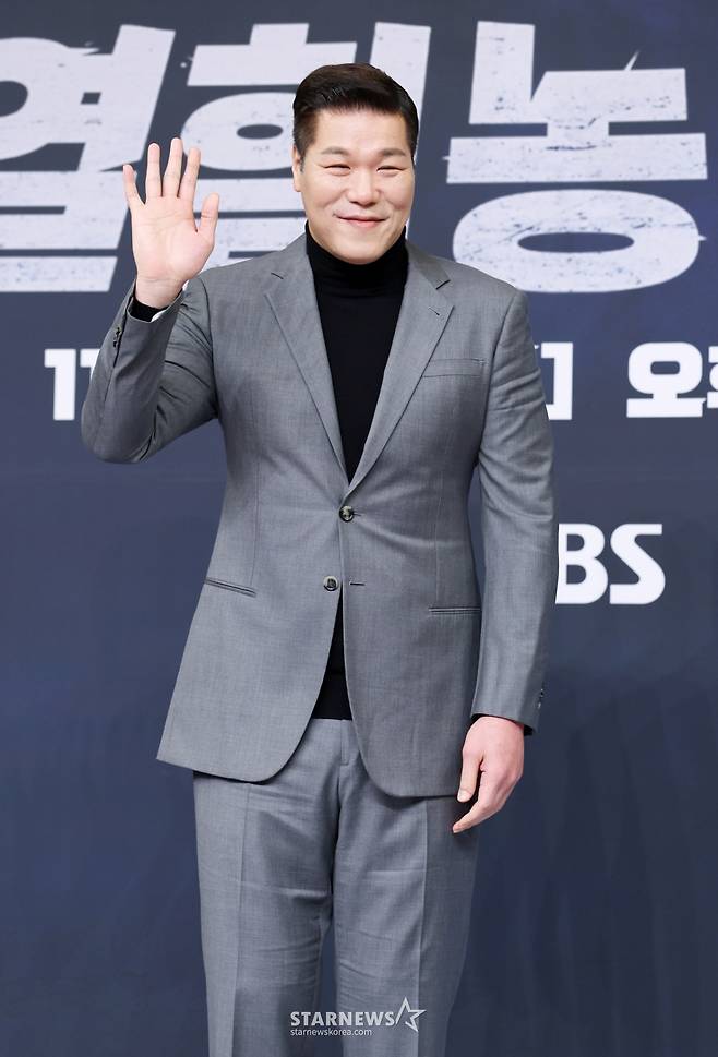 방송인 서장훈이 26일 서울 양천구 목동 SBS에서 진행된 예능 '열혈농구단' 제작발표회에 참석해 포즈를 취하고 있다. /2025.11.2 /사진=김휘선 hwijpg@