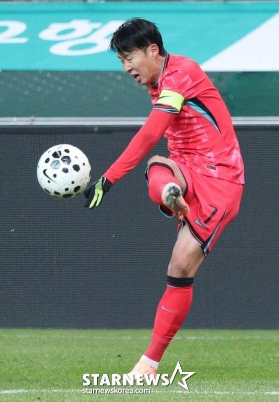 손흥민이 킥을 시도하고 있다. /사진=김진경 대기자