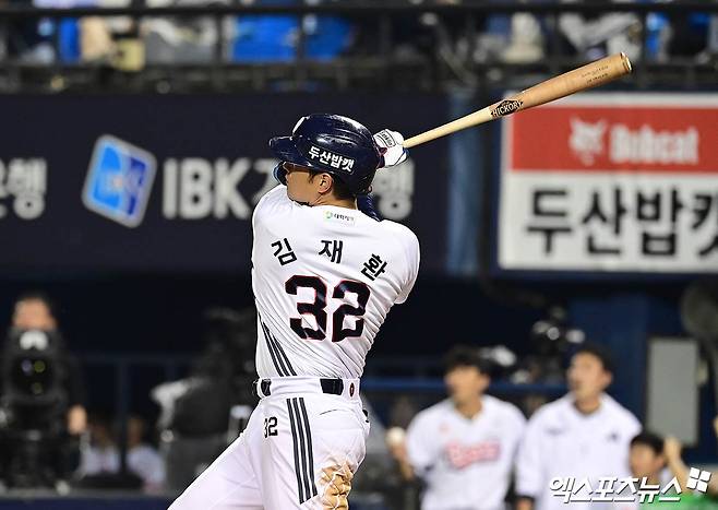 두산 베어스 원 클럽 맨으로 남는 듯했던 외야수 김재환이 보류선수명단 제외로 팀을 떠난다. 두산은 26일 구단 보류선수명단에서 김재환과 홍건희, 그리고 콜 어빈을 제외한다고 공식 발표했다. 김재환은 2025시즌 종료 뒤 두 번째 FA 자격을 취득했다. 하지만, 김재환은 FA 신청을 하지 않아 팀 잔류 의지를 강하게 보여준 듯싶었다. 두산 구단도 김재환과 비FA 다년계약 협상을 할 계획이라고 밝혔었다. 하지만 4년 전 FA 계약 조건이 반전을 이끌어냈다. 당시 김재환 측은 향후 4년 계약 기간을 채워 다시 FA 자격을 취득한다는 조건 아래 FA 신청 없이 우선 협상 기간을 보내고, 결렬 시 보류선수명단 제외로 시장에 나오는 옵션을 요구했다. 엑스포츠뉴스DB