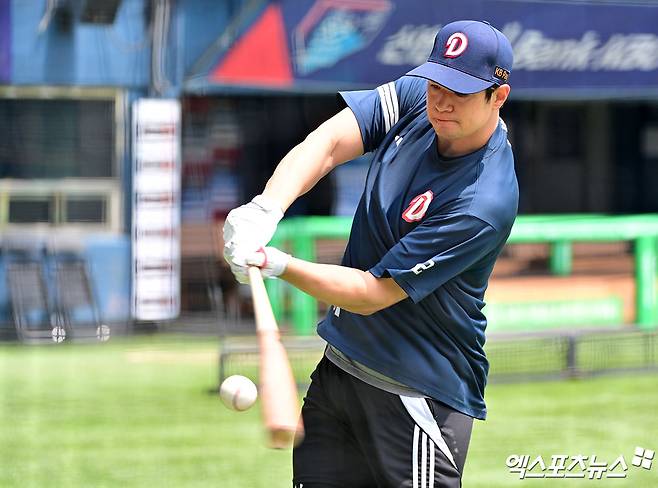 두산 베어스 원 클럽 맨으로 남는 듯했던 외야수 김재환이 보류선수명단 제외로 팀을 떠난다. 두산은 26일 구단 보류선수명단에서 김재환과 홍건희, 그리고 콜 어빈을 제외한다고 공식 발표했다. 김재환은 2025시즌 종료 뒤 두 번째 FA 자격을 취득했다. 하지만, 김재환은 FA 신청을 하지 않아 팀 잔류 의지를 강하게 보여준 듯싶었다. 두산 구단도 김재환과 비FA 다년계약 협상을 할 계획이라고 밝혔었다. 하지만 4년 전 FA 계약 조건이 반전을 이끌어냈다. 당시 김재환 측은 향후 4년 계약 기간을 채워 다시 FA 자격을 취득한다는 조건 아래 FA 신청 없이 우선 협상 기간을 보내고, 결렬 시 보류선수명단 제외로 시장에 나오는 옵션을 요구했다. 엑스포츠뉴스DB