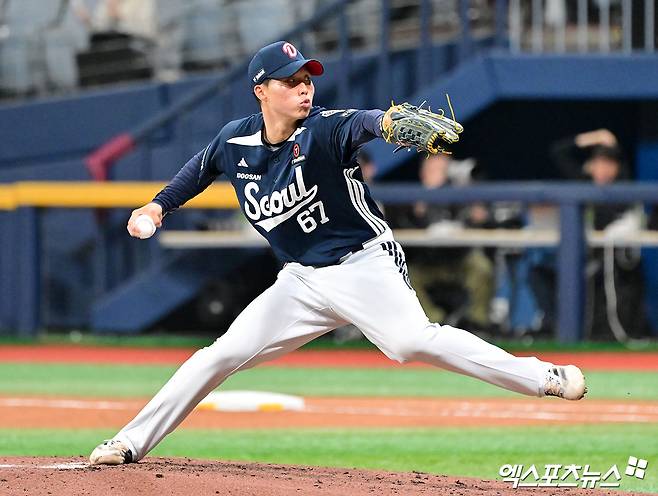 KIA 타이거즈가 두산 베어스로 FA 이적한 내야수 박찬호의 보상선수로 투수 홍민규를 지명했다. 홍민규는 2025년 3라운드 지명 신인 우완으로 1군 무대에 곧바로 데뷔해 안정적인 제구력과 경쟁력 있는 체인지업을 선보여 눈도장을 찍었다. KIA는 장기적으로 선발 자원까지 기대할 수 있는 홍민규를 선택하는 파격적인 결정을 내렸다. 엑스포츠뉴스 DB