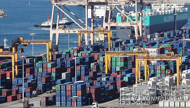 평택항에 쌓여 있는 컨테이너 [연합뉴스 자료사진]