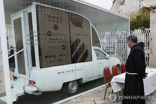 가자지구 어린이를 위한 이동식 소아과 '희망의 차량'으로 변신한 프란치스코 교황 전용차 [AP=연합뉴스]