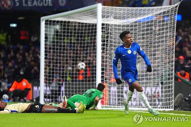 골 넣고 세리머니 펼치러 달려가는 이스테방 [AP=연합뉴스]