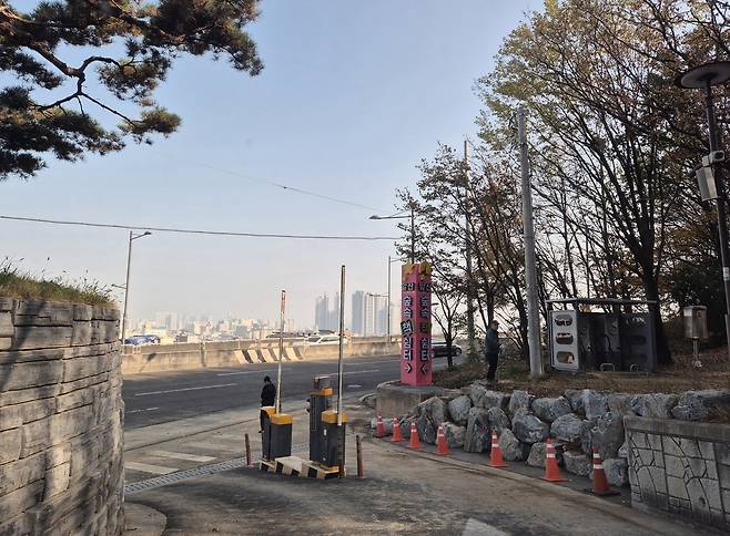 앞산 숲속 책 쉼터 진입로  (대구=연합뉴스) 박세진 기자 = 26일 대구 남구가 개장한 앞산 숲속 책 쉼터 진입로. 2025.11.26 psjpsj@yna.co.kr