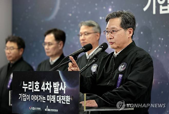 누리호, 내일 0시55분 첫 야간 발사 (서울=연합뉴스) 한국형 발사체 누리호의 4차 발사시각이 27일 오전 0시 55분으로 확정됐다.
    윤영빈 우주항공청장이 26일 전남 고흥 나로우주센터에서 발사관리위원회를 마친 뒤 발사시각 등에 대해 브리핑을 하고 있다. 2025.11.26 [한국항공우주연구원 제공. 재판매 및 DB 금지] photo@yna.co.kr