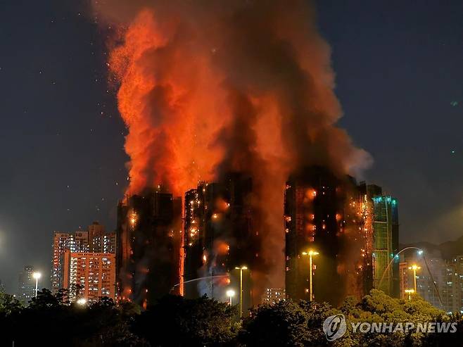 홍콩 타이포 구역에서 대형 화재 (홍콩=AFP 연합뉴스) 26일 오후 홍콩 북부 타이포 구역의 고층 주거단지에서 불이 나 일대에 붉은 연기가 번지고 있다. 2025.11.26