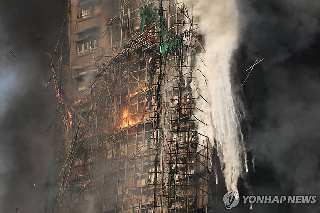 홍콩 고층 주거단지 대형 화재 (홍콩=로이터 연합뉴스) 26일 오후 홍콩 북부 타이포 구역의 고층 주거단지에서 불이 나 검은 연기가 자욱하다. 2025.11.26