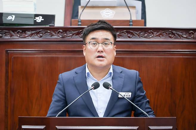 박시선 여주시의회 부의장이 본회의장 단상에서 자유발언을 하고 있다.