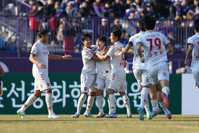 안양종합운동장에서 지난 22일 열린 K리그1 38라운드 경기서 FC안양을 상대로 결승골을 터트린 이재원(사진 오른쪽 3번째)과 수원FC 선수들이 기뻐하곻 있다. 사진=한국프로축구연맹