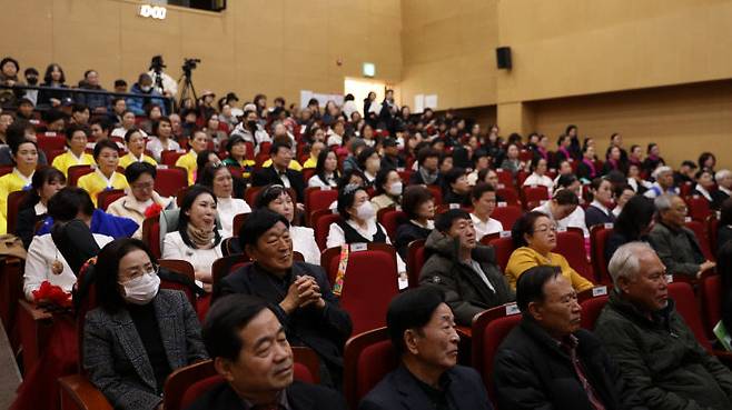 서산문화원, 2025년 지역문화학교 수료식 및 제32회 서산문화대상 시상식 모습(사진=서산문화원 제공)