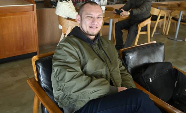 22년째 한국에서 거주하고 있는 오세용 씨가 인터뷰가 끝난 후 환하게 웃고 있다.