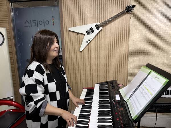 김준희 주니밴드 대표가 '4회 주니 네트웍스 밴드 페스트'에서 선보일 노래를 연주하고 있다. /주성희 기자