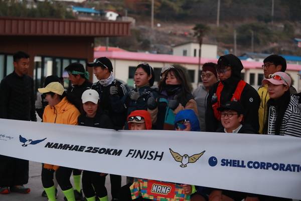 남해 250㎞ 출발선 앞에 선 참가자들. /김상욱