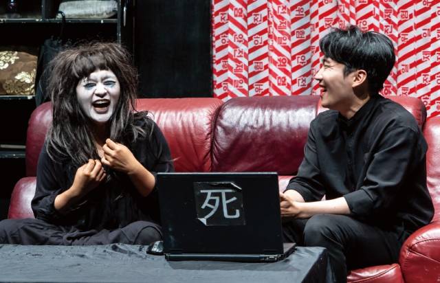 27일부터 12월 28일까지 부산 가온아트홀에서 만날 수 있는 연극 '죽여주는 이야기' 공면 모습. 문화락 제공