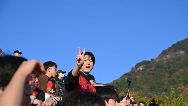 지난 23일 창원축구센터에서 열린 경남FC의 K리그2 마지막 경기에서 브이로그를 촬영하던 이창원씨가 V자를 그리고 있다.