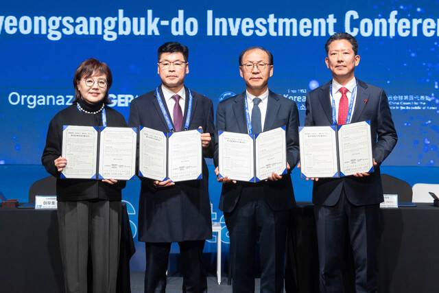 27일 김태원 코람코자산운용 대표(오른쪽 두번째)와 이우호 호암글로벌 대표(왼쪽에서 두번째), 양금희 경북도 경제부지사(왼쪽), 김장호 구미시장이 포포인츠 바이 쉐라톤 호텔 건립을 위한 4자 간 투자양해각서(MOU)를 체결하고 있다.