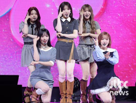 더블 타이틀곡 '블룸' 무대