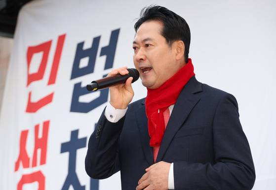 장동혁 국민의힘 대표가 26일 충남 천안종합버스터미널 조각광장에서 열린 '민생회복과 법치수호 충남 국민대회'에서 발언하고 있다. 〈사진=연합뉴스〉