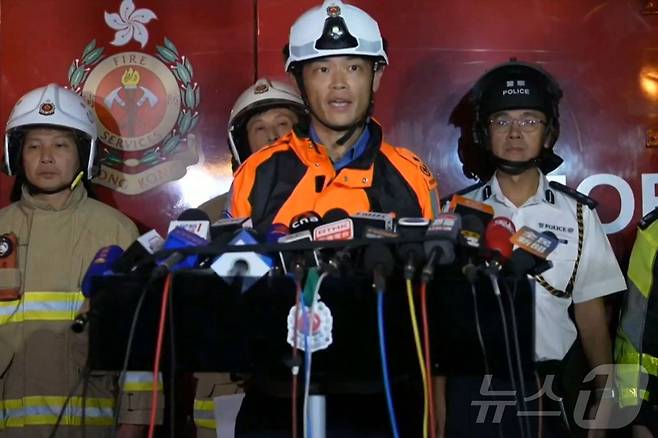 홍콩 소방 당국이 왕 푹 코트 아파트 단지에서 발생한 대형 화재와 관련, 기자회견을 하고 있다. ⓒ AFP=뉴스1 ⓒ News1 박형기 기자