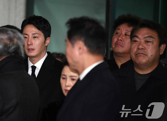 국민배우 이순재가 91세를 일기로 별세한 가운데, 27일 오전 서울 송파구 아산병원에서 열린 발인식에서 동료 연예인들이 고인의 마지막길을 배웅하고 있다. 이순재는 지난해 연극 '고도를 기다리며를 기다리며'를 마지막으로 활동을 중단하고 건강 악화로 재활 치료를 받던 중 사망 소식을 전해 안타까움을 자아내고 있다. (공동취재) 2025.11.27/뉴스1 ⓒ News1 김명섭 기자