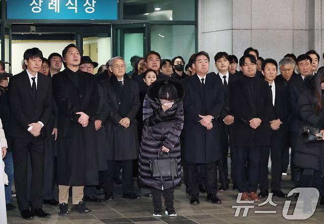 국민배우 이순재가 91세를 일기로 별세한 가운데, 27일 오전 서울 송파구 아산병원에서 열린 발인식에서 동료 연예인들이 고인의 마지막길을 배웅하고 있다. 이순재는 지난해 연극 '고도를 기다리며를 기다리며'를 마지막으로 활동을 중단하고 건강 악화로 재활 치료를 받던 중 사망 소식을 전해 안타까움을 자아내고 있다. (공동취재) 2025.11.27/뉴스1 ⓒ News1 김명섭 기자