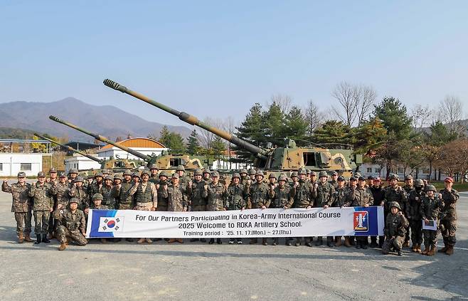 김규하 육군참모총장이 24일 육군 국제과정이 진행 중인 육군포병학교에 방문해 참가자들과 기념사진을 촬영했다.(육군 제공)