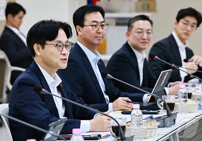 김정관 산업통상부 장관이 26일 오전 전남 여수시 한국산업단지공단 전남본부 대회의실에서 석유화학기업 관계자들이 참석한 가운데 열린 ‘여수지역 석유화학기업 간담회’를 주재하고 있다. (산업통상자원부 제공. 재판매 및 DB 금지) 2025.11.26/뉴스1