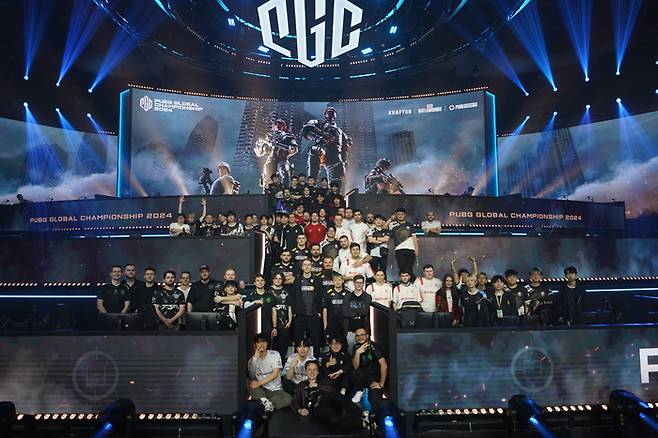 트로피카나 가든스 몰 컨벤션 센터 경기장에서 열린 2024 PGC 2024 그랜드 파이널에 앞서 출전 선수 전원이 포즈를 취했다. 사진 | 크래프톤